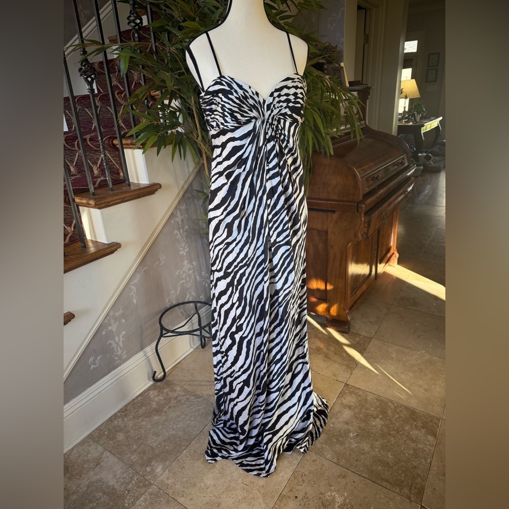 LAUNDRY by SHELLI SEGAL CHARMEUS gown, size 8 excellent condition fully lined - Picture 3 of 14